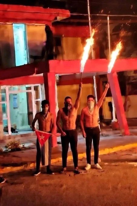 昨夜，古巴莫龙市反共抗议者冲击当地共产党总部并纵火焚烧