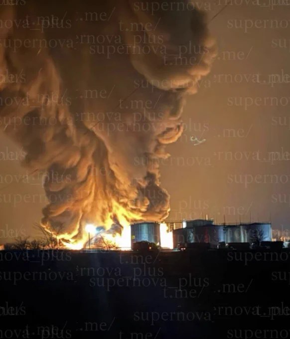 乌克兰自杀式无人机昨夜袭击俄罗斯克拉斯诺达尔边疆区拉宾斯克一处石油仓库，引发大火