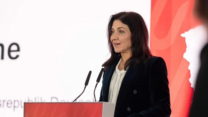 德国经济部长卡特琳娜·赖歇呼吁重新审视该国的反核立场，背景是能源价格持续飙升