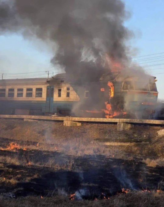 俄罗斯自杀式无人机今日袭击了一列正在乌克兰苏梅州行驶中的客运列车