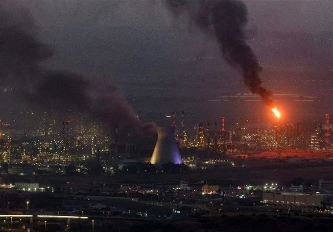 据伊朗塔斯尼姆通讯社报道，伊朗已将以色列五座主要发电站列为报复性打击目标，以回应据报以色列对伊朗电力设施的袭击