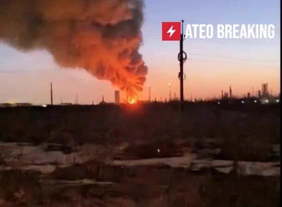 今夜，无人机袭击了位于雅罗斯拉夫尔的俄罗斯斯拉夫石油-亚诺斯（Slavneft-YANOS）炼油厂，至少三处区域发生爆炸起火，包括输油管架、生产设备区及成品油储罐区