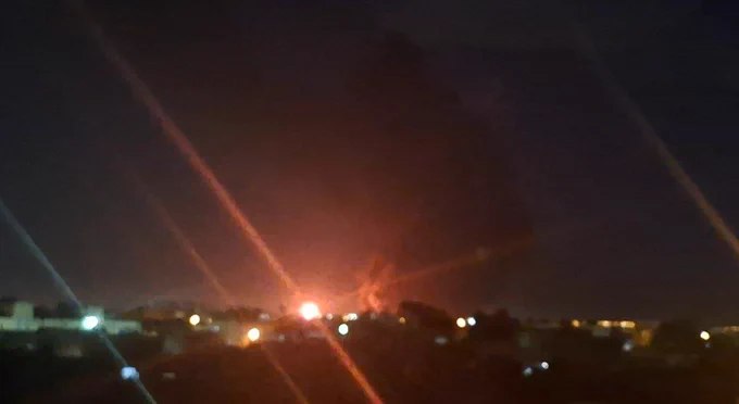 据多名当地居民消息，伊朗亚兹德机场当地时间周二（3月26日）18时30分至19时之间遭到袭击，疑似机场内的储油罐或燃料库被击中，现场升起浓烈黑烟