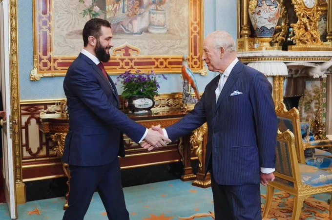 叙利亚总统艾哈迈德·沙拉在白金汉宫与英国国王查尔斯三世会面，双方就加强英叙两国合作进行了讨论