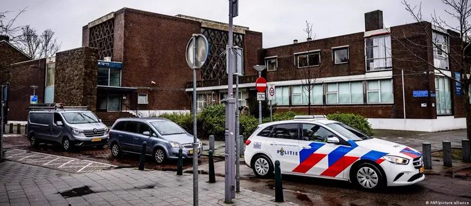 荷兰司法部长大卫·范韦尔表示，当局正在调查伊朗是否与上周鹿特丹犹太会堂袭击事件有关，并指出相关嫌疑人可能系被人招募