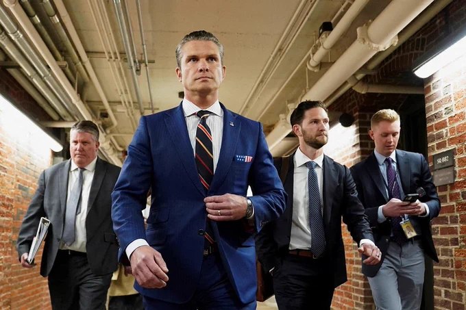 据Axios援引美国官员及消息人士报道，美国国防部已向川普提交针对伊朗的四套"决定性打击"方案，包括：入侵或封锁伊朗主要石油出口枢纽哈尔格岛；占领可控制霍尔木兹海峡的拉腊克岛；入侵战略要地阿布穆萨岛及阿联酋主张主权的两座邻近岛屿；以及在霍尔木兹海峡东部截获或封堵伊朗石油出口船只