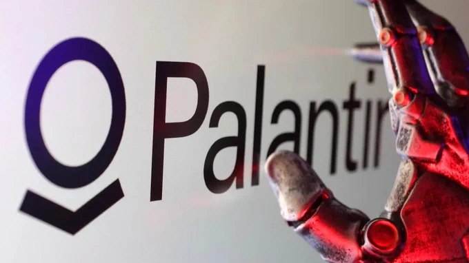 据路透社报道，美国国防部副部长史蒂夫·范伯格宣布，五角大楼将采用Palantir公司的Maven AI系统作为美军核心人工智能平台