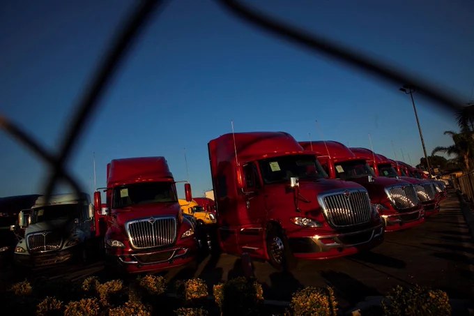 川普政府推行英语能力要求，1.7万名卡车司机因未通过英语水平测试被吊销驾照，禁止上路行驶