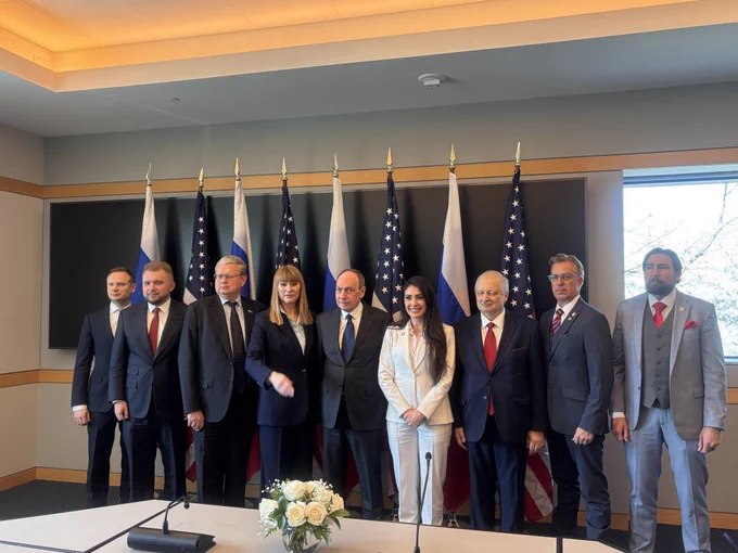 美国五名国会议员在美国境内与俄罗斯国家杜马五名代表举行会谈，讨论"和平"及双边关系