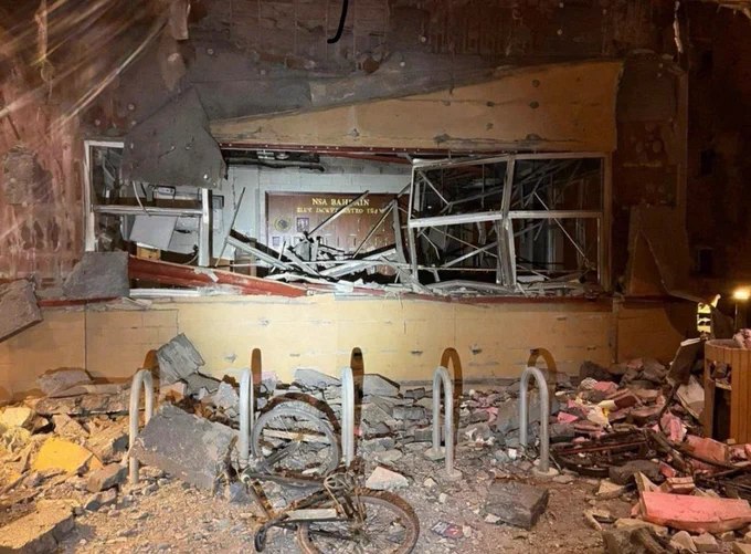 新公布的照片显示，巴林海军支援基地——美国海军第五舰队司令部所在地——在遭受伊朗超过两周的弹道导弹和无人机袭击后，受损情况极为严重