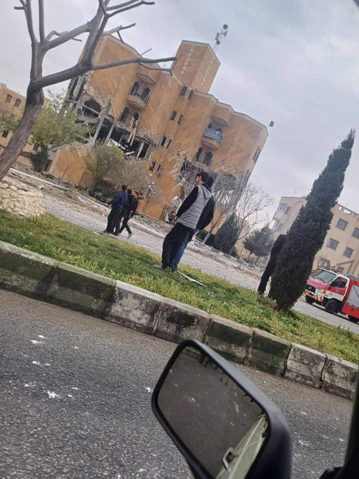 伊朗塞姆南省阿米尔卡比尔大道一处巴斯基民兵抵抗基地遭到袭击，时间约为当地时间周五12时15分