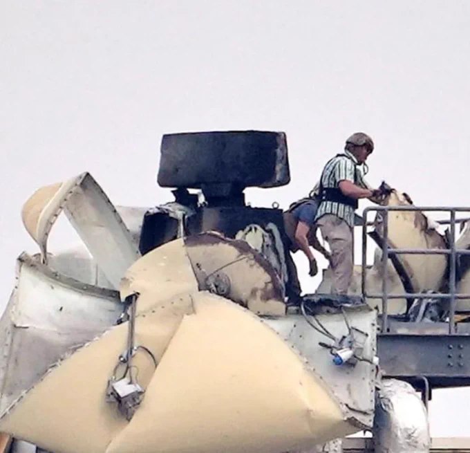 最新照片显示，美国驻巴格达大使馆今日遭袭击后，馆内一部Giraffe 1X雷达系统疑似被摧毁