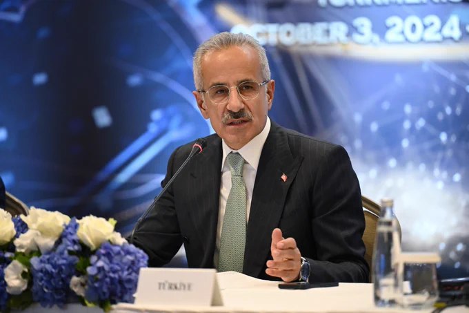 土耳其交通部长表示，目前有14艘土耳其船只正在霍尔木兹海峡等待通行，另有1艘已获伊朗当局批准通过