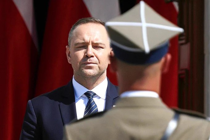 波兰总统卡罗尔·纳夫罗茨基否决了一项允许波兰获取约440亿欧元欧盟国防贷款的法案，警告此举将"给子孙后代带来沉重债务负担"，并可能"损害波兰主权"