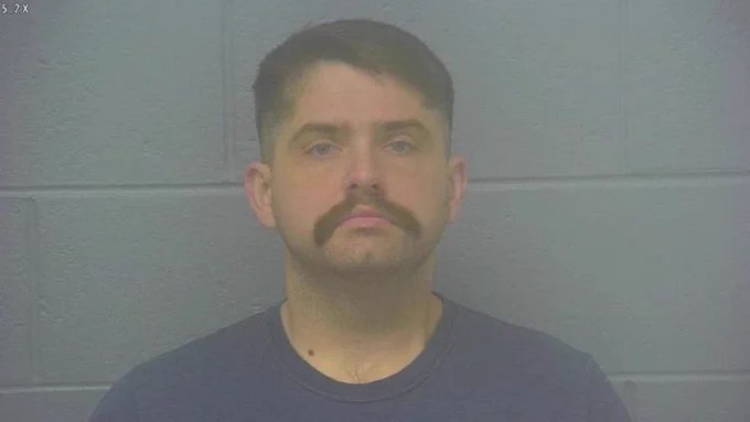 美国一名前海军陆战队情报分析员遭联邦大陪审团起诉，被控两项故意传递国防机密罪