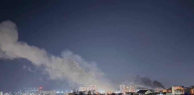 据当地居民消息，当地时间凌晨0时45分，伊朗南部港口城市班达尔阿巴斯的海军设施遭到打击