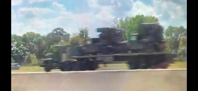 美军复仇者防空系统车队被目击驶向麦克迪尔空军基地（美国中央司令部总部），预计将用于拦截伊朗无人机