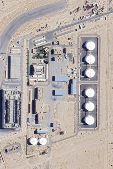 伊朗无人机击中科威特国际机场燃油储罐，引发大火，浓烟滚滚，现场可见大量黑烟弥漫